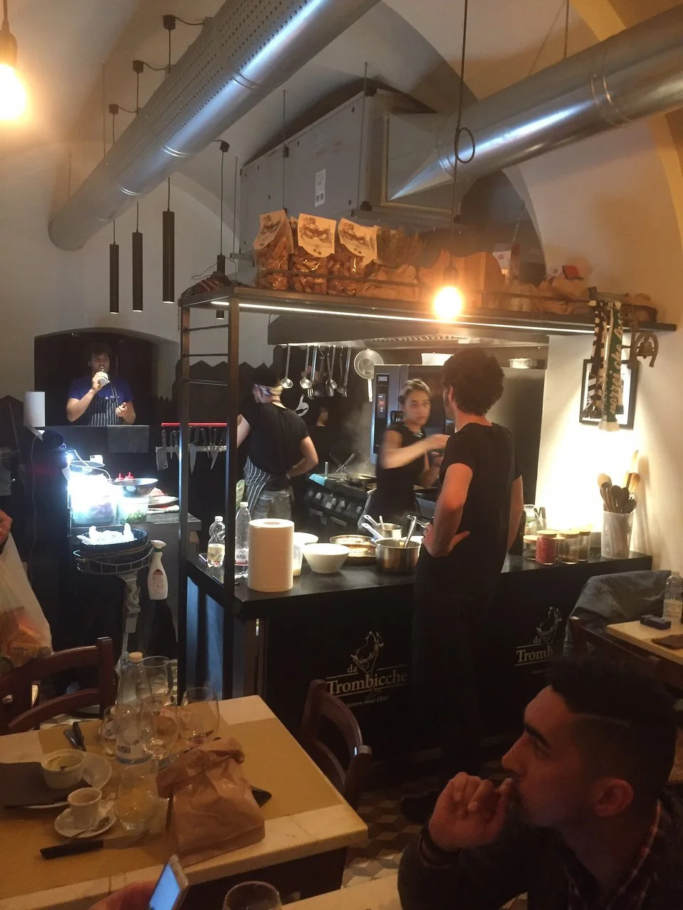 La cucina a vista di Trombicche mentre lavora, vista dalla sala