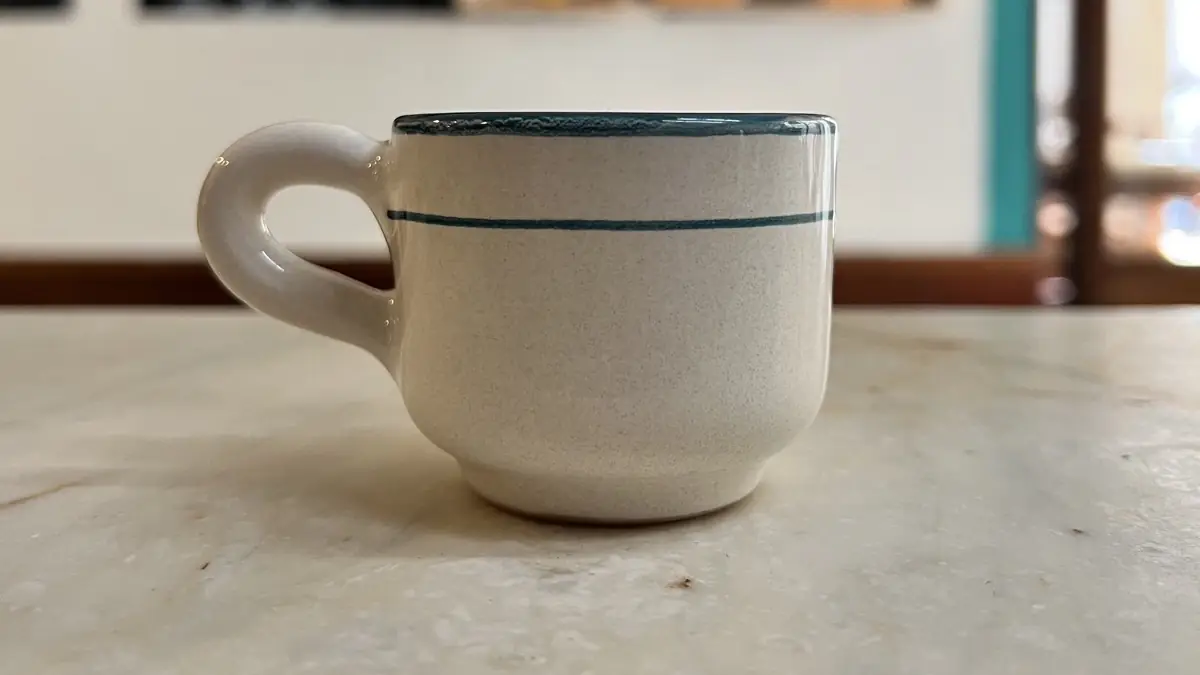 Un caffè espresso sul bancone in marmo di Siena da Trombicche