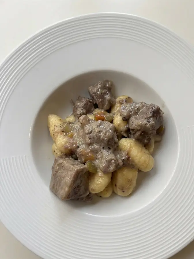 Gnocchi fatti in casa con sugo di peposo dell'Impruneta.