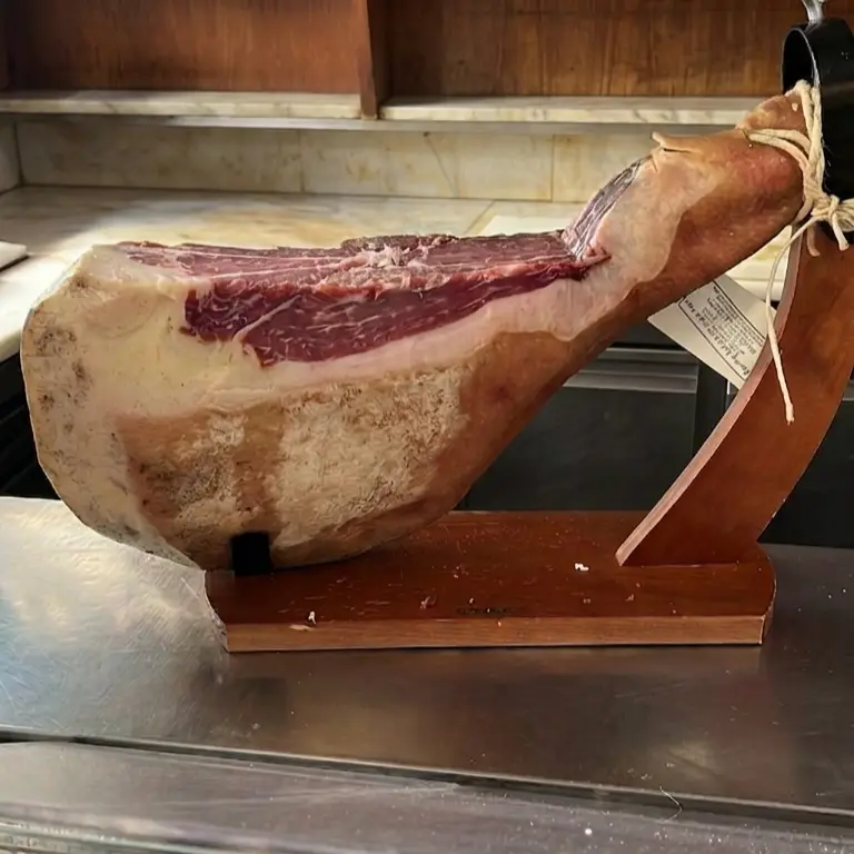 Prosciutto di Cinta Senese DOP su tagliere toscano