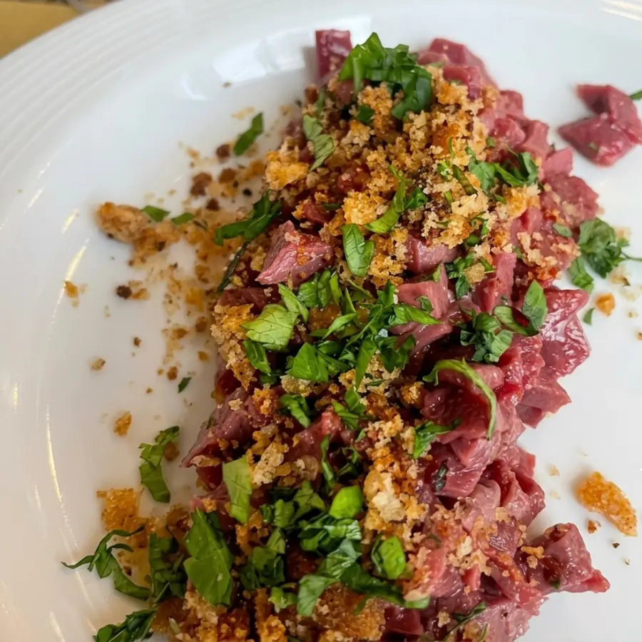 Tartare di carne battuta al coltello, preparata con cuore e amore.